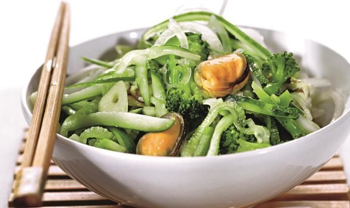 Зеленый салат с мидиями