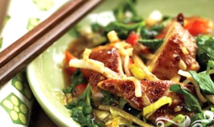 Жареная курица с джикамой и кресс-салатом