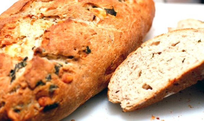 Домашний хлеб с орехами, базиликом и козьим сыром