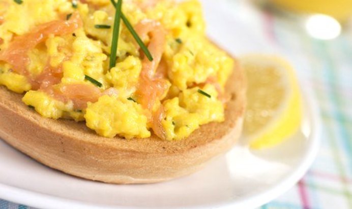 Омлет с копченым лососем и зеленым луком