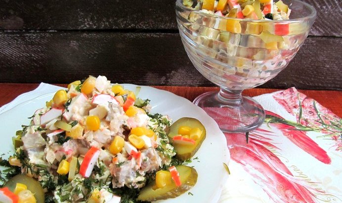 Салат с курицей и крабовыми палочками