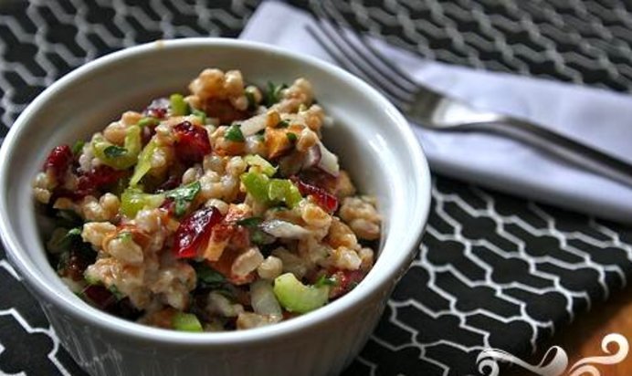 Салат с фарро, клюквой и сельдереем