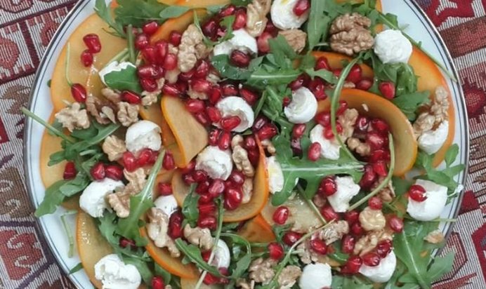Зеленый салат с хурмой, гранатом и моцареллой
