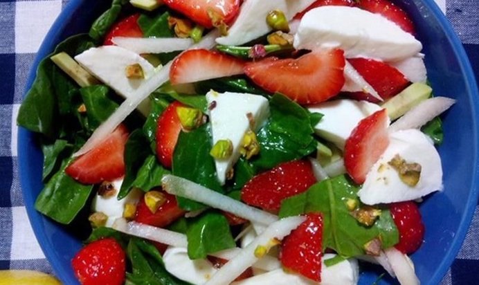 Летний салат с клубникой, авокадо и сладкой грушей Неженка