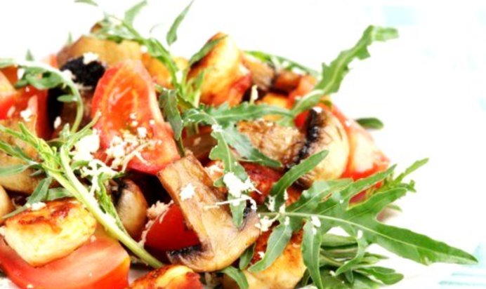 Салат из копченой курицы с шампиньонами