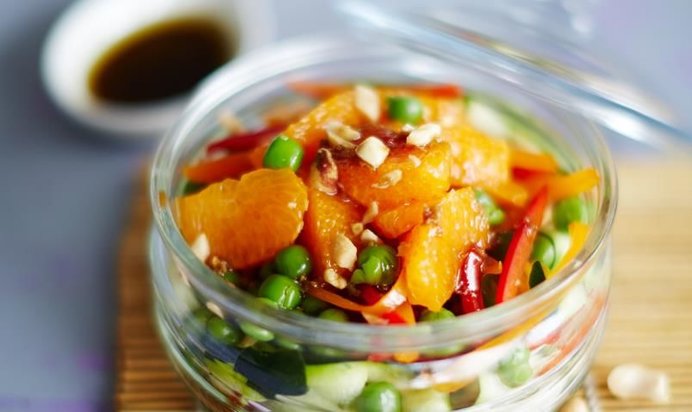 Салат в азиатском стиле, поданный в банке