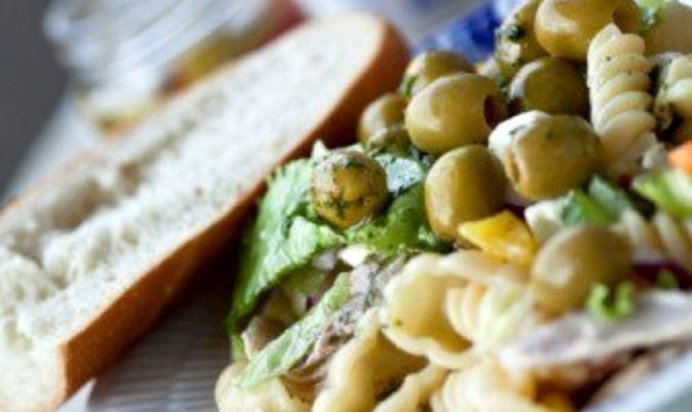 Салат из фузилли, тунца и перцев