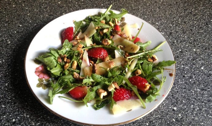 Салат из рукколы, клубники и пармезана