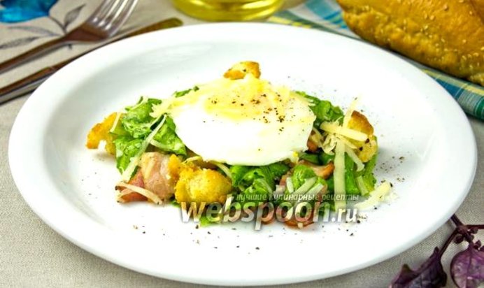 Тёплый салат с хрустящим беконом, пармезаном и яйцом-пашот