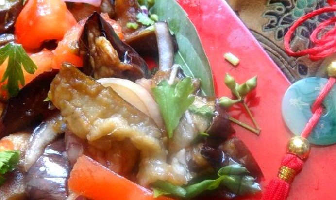 Пан-азиатский теплый салат с баклажанами