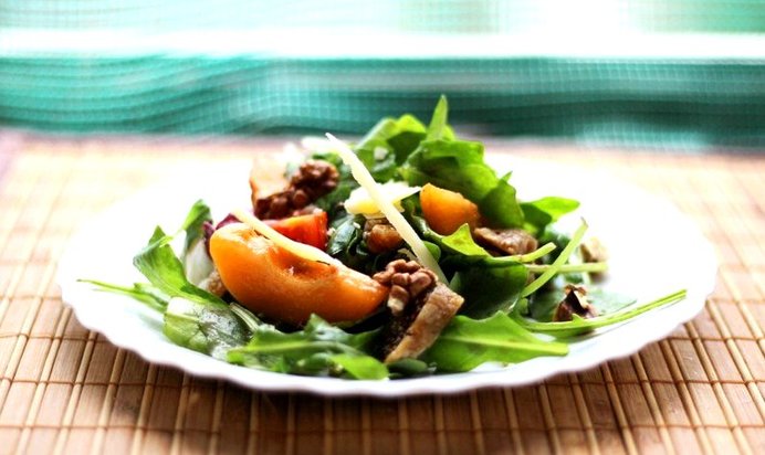 Салат с абрикосами и помидорами черри