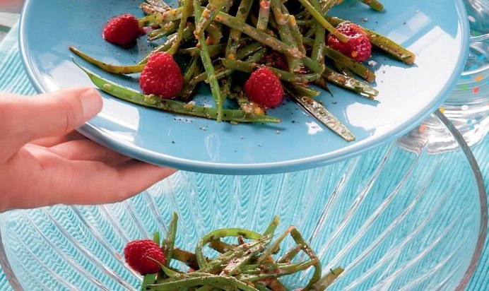 Салат из зеленой фасоли с дикой малиной