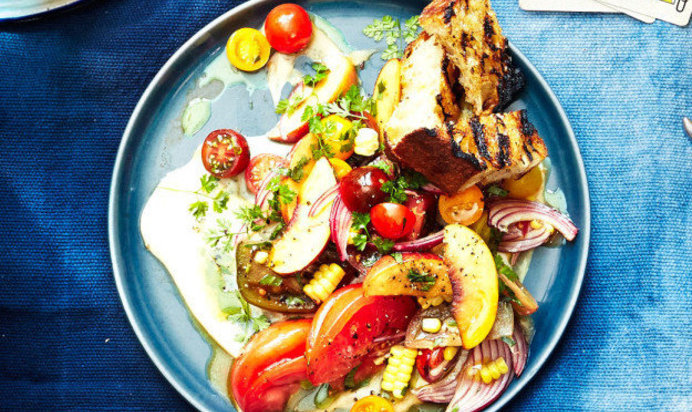 Салат с томатами черри, персиками и тофу