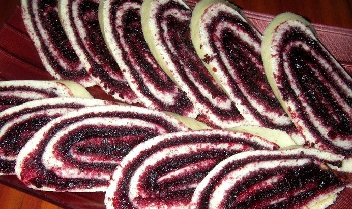 Рулет с черникой