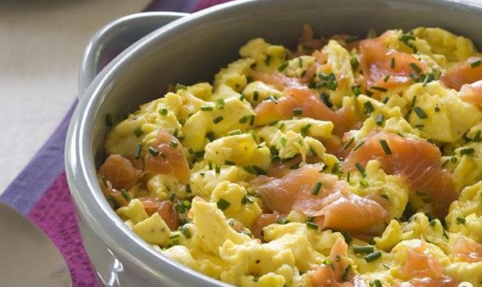 Яичница с копченым лососем