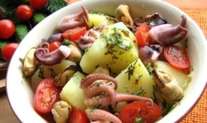 ТЕПЛЫЙ САЛАТ С КАРТОФЕЛЕМ И ОСЬМИНОГОМ