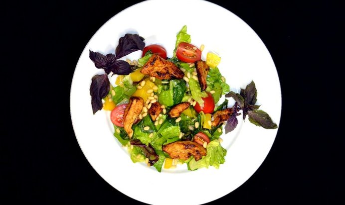 Салат с курицей и персиками