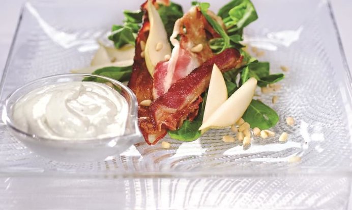 Салат с грушами и хрустящим беконом