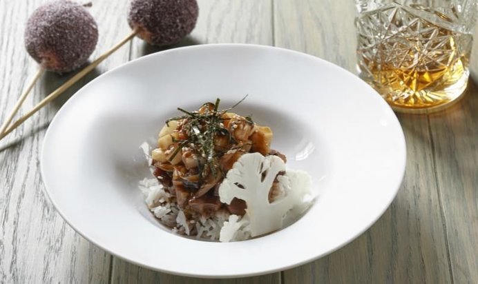 Тартар из утки с рисом и салатом из сельдерея