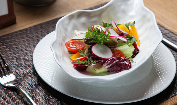 Овощной салат с фаршированными фетой перчиками