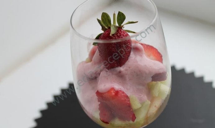 Легкий и вкусный салат с клубникой