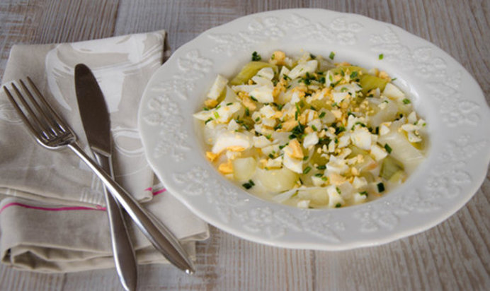 Теплый салат из лука-порей с яйцом