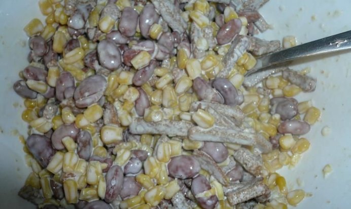 Салат за минут 5 с кириешками и кукурузой