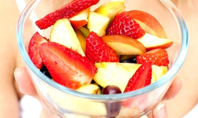 Салат из яблок с ягодами