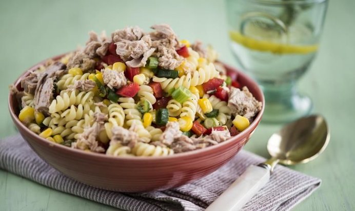Салат из пасты с тунцом и кукурузой