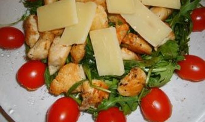 Салат рукола с куриным филе и пармезаном