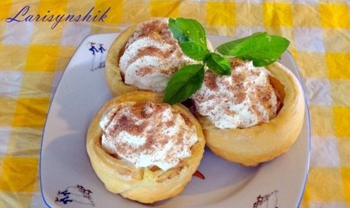 Пирожное слоеное с заварным кремом и взбитыми сливками