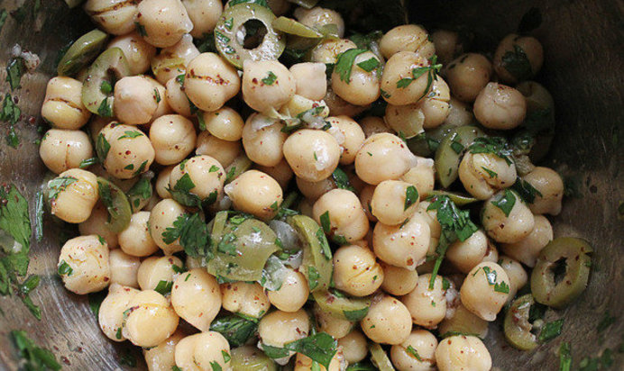 Салат из нута с травами и оливками