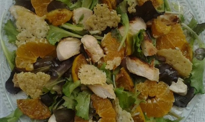 Салат с мандаринами, курицей и сырными чипсами
