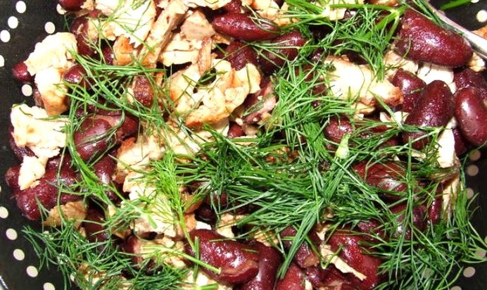 Теплый салат со свининой