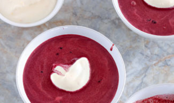 Суп из черники с вином и кардамоном