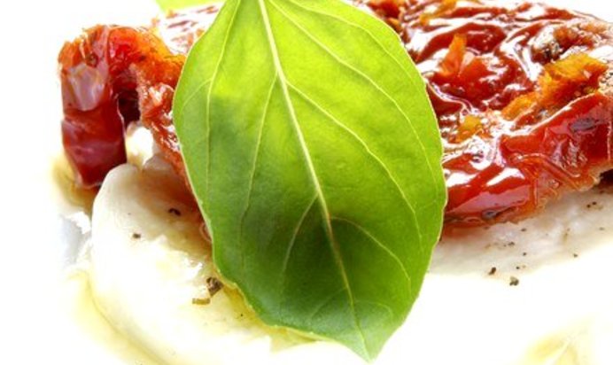 Капрезе с вялеными томатами и песто