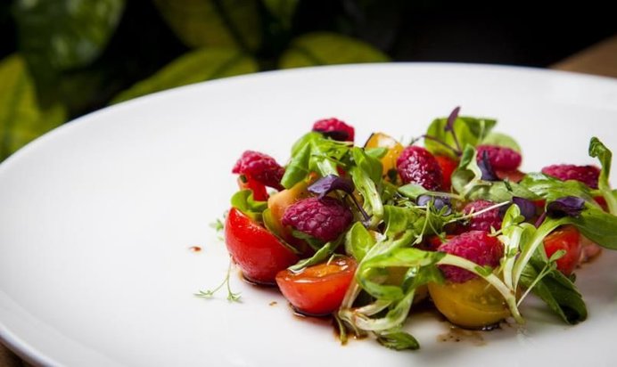 Салат из трех видов томатов и свежей малины