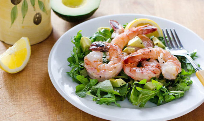 Салат с креветками и рукколой