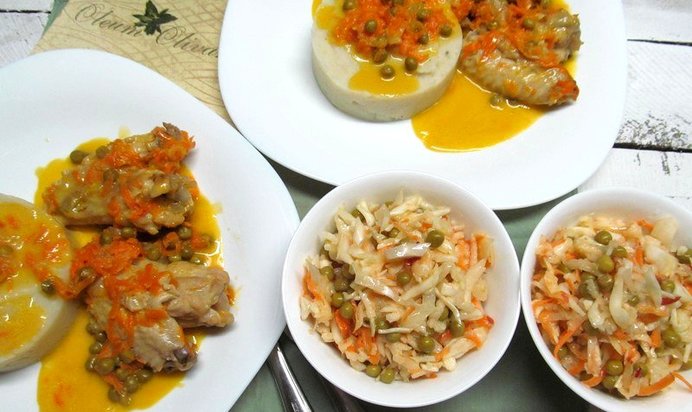 Куриные крылышки с консервированным горошком и легким салатом