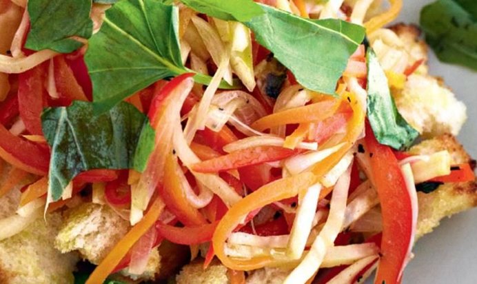 Овощной салат с хлебом и заправкой из анчоусов