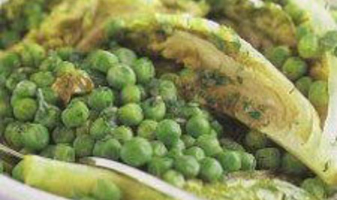 Тушеный горошек с зеленым салатом