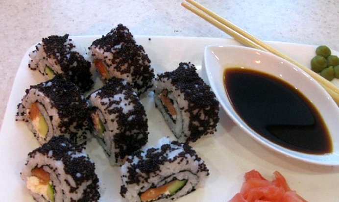 Роллы с семгой в икре летучей рыбы