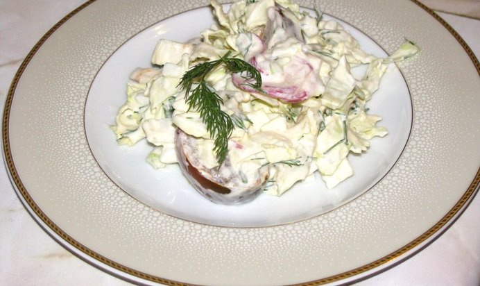 Салат с китайской капустой, редисом и сметаной