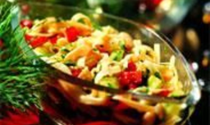 Салат из яичной лапши, лимской фасоли и сладкого перца с тайской заправкой