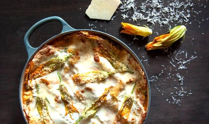 Кабачковое суфле под грибным соусом