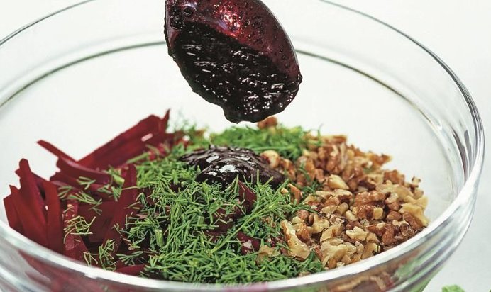 Салат из свеклы со смородиной