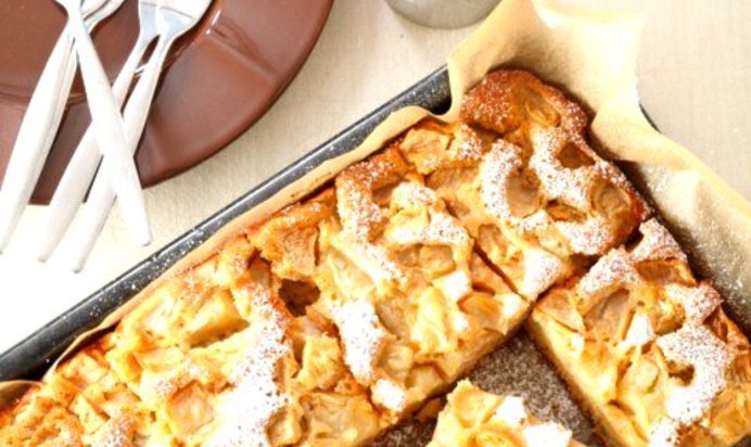 Шарлотка с кислыми яблоками и корицей