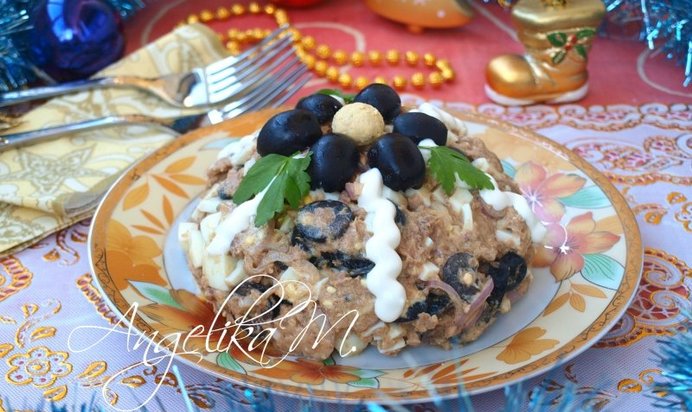 Салат с яйцами, тунцом и маслинами