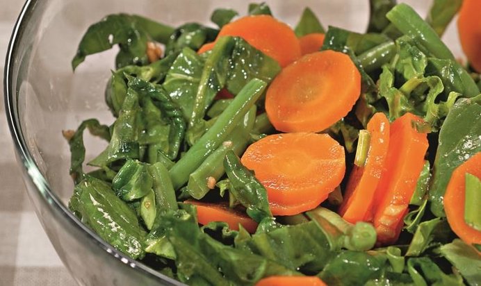 Салат из моркови и шпината