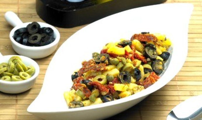 Свежий и легкий салат из молодого картофеля, перцев и маслин